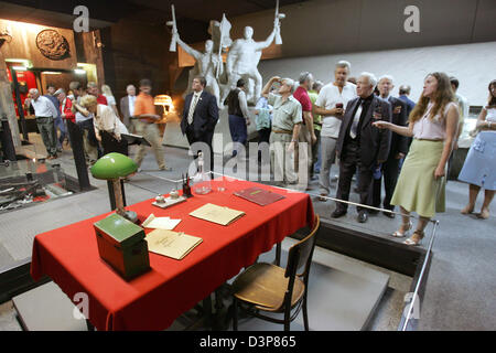 Besucher der Augen in der Tabelle, wo deutsche Feldmarschall Friedrich Paulus die Kapitulation der 6. Armee Anfang 1943 im Panorama Museum von Wolgograd, Russland, 10. September 2006 unterzeichnet. Das Museum beherbergt ein Panoramabild sowie Exponate aus der Schlacht von Stalingrad. Foto: Uwe Zucchi Stockfoto