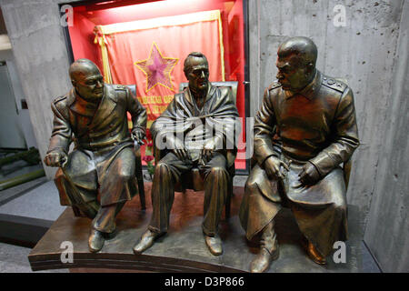 Die Bronzestatuen zeigen (L-R) der britische Premierminister Winston Churchill, US-Präsident Franklin D. Roosevelt und Sowjetunion Führer Josef Stalin auf der Konferenz von Jalta 1945 im Panorama Museum von Wolgograd, Russland, 10. September 2006. Das Museum beherbergt ein Panoramabild sowie Exponate aus der Schlacht von Stalingrad. Foto: Uwe Zucchi Stockfoto