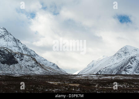 Schottlands Coupall Tal (Lairig Gartain Fluss) mit Buachaille Etive Mor auf der linken Seite und Buachaille Etive Beag auf der rechten Seite. Stockfoto