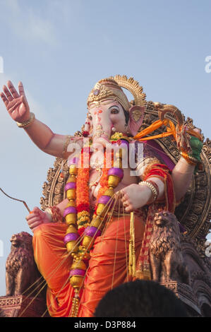 Idol von Lord Ganesha an religiöse Prozession während Ganpati Visarjan Zeremonie, Mumbai, Maharashtra, Indien Stockfoto