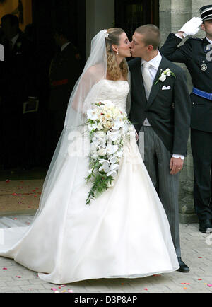 Nach der kirchlichen Trauung in Gilsdorf, Luxemburg, Freitag, 29. September 2006 küssen Braut Tessy Antony (L) und Bräutigam Prinz Louis von Luxemburg. Die beiden sind seit zwei Jahren ein paar. Ihr Sohn Gabriel wurde im März 2006 geboren. Prinz Louis, dritter Sohn des Großherzoges, die Nachfolge auf den Thron verzichtet, sondern bleibt Mitglied der königlichen Familie weiterhin den Titel Princ halten Stockfoto