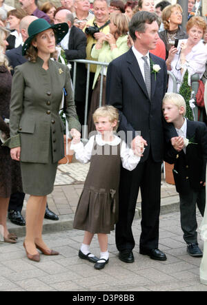 Prinz Guillaume von Luxembourg (R) und seine Frau Sybilla kommen um die kirchliche Trauung von Prinz Louis von Luxemburg und Tessy Antony in Gilsdorf, Luxemburg, Freitag, 29. September 2006. Die beiden sind seit zwei Jahren ein paar. Ihr Sohn Gabriel wurde im März 2006 geboren. Prinz Louis, dritter Sohn des Großherzoges, die Nachfolge auf den Thron verzichtet, sondern bleibt Mitglied der königlichen Stockfoto