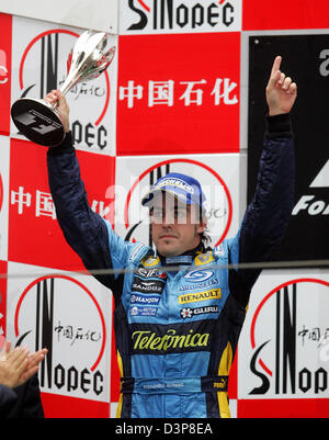 Zweite platzierte spanische Formel1 Piloten Fernando Alonso von Renault F1 hebt seine Trophäe nach dem großen Preis von China auf dem Shanghai International Circuit in der Nähe von Shanghai, China, Sonntag, 1. Oktober 2006. Foto: Gero Breloer Stockfoto