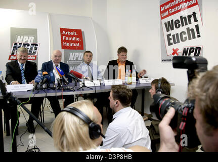 NPD-Vorsitzende Udo Voigt (L-R), DVU-Vorsitzenden Gerhard Frey, NPD-Spitzenreiter bei den Wahlen im deutschen Bundesland Mecklenburg-Vorpommern, Udo Pastoers und NPD-Vize-Präsident Holger Apfel geben eine Pressekonferenz in Berlin, Donnerstag, 21. September 2006. Die NPD und DVU (beide weit Rechtsextremismus, neonazistischen Parteien) Politiker kommentiert das Ergebnis der Wahlen in Berlin und M Stockfoto