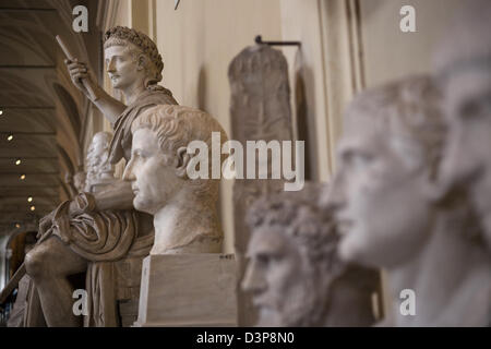 Klassische römische Skulptur Galerien im Vatikanischen Museum in Rom zeigen Götter und Kaiser unter den Skulpturen Stockfoto