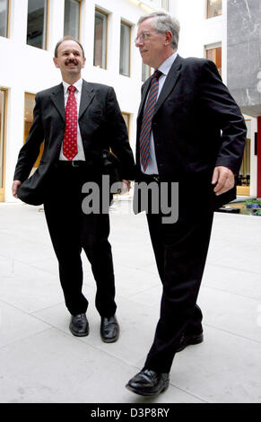 CEO von e.on Energie Bernhard Fischer (L) und CEO der Vattenfall Europe Klaus Rauscher Chat nach einer Pressekonferenz in Berlin, Deutschland, Montag, 2. Oktober 2006. Die Energieunternehmen vereinbart mit dem Bundesministerium für Umwelt den Bau des ersten Test Windenergieanlage in der Nordsee. Foto: Marcel Mettelsiefen Stockfoto