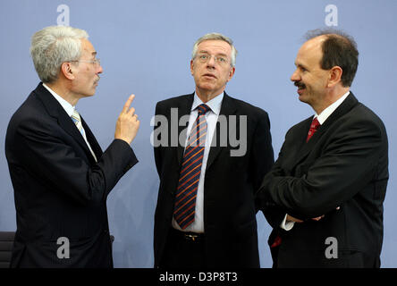 (L-R) CEO von e.on Energie Bernhard Fischer, CEO der Vattenfall Europe Klaus Rauscher und CEO von RePower Chat vor einer Pressekonferenz in Berlin, Deutschland, Montag, 2. Oktober 2006. Die Energieunternehmen vereinbart mit dem Bundesministerium für Umwelt über den Bau des ersten Test Windenergieanlage in der Nordsee. Foto: Marcel Mettelsiefen Stockfoto