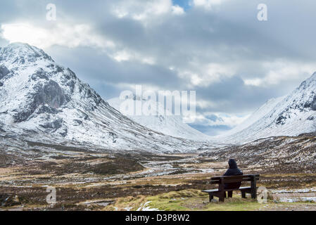 Schottlands Coupall Tal (Lairig Gartain Fluss) mit Buachaille Etive Mor auf der linken Seite und Buachaille Etive Beag auf der rechten Seite. Stockfoto