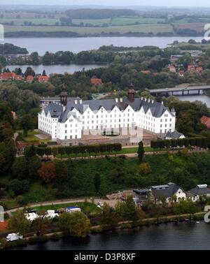 Das Bild zeigt eine Luftaufnahme von Schloss Plön in Plön, Deutschland, Mittwoch, 4. Oktober 2006. Das Schloss ist im Besitz von Meister Optiker und Vorstandsvorsitzender der Fielmann Gruppe Günther Fielmann. Kommenden Sonntag Fielmann selbst öffnet offiziell die Akademie Plön Burg. Die Idee ist, dass jährlich 6.000 Menschen als staatlich geprüfte Augenoptiker die Akademie verlassen werden. Foto: Wulf Pfeiffer Stockfoto