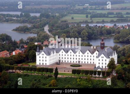 Das Bild zeigt eine Luftaufnahme von Schloss Plön in Plön, Deutschland, Mittwoch, 4. Oktober 2006. Das Schloss ist im Besitz von Meister Optiker und Vorstandsvorsitzender der Fielmann Gruppe Günther Fielmann. Kommenden Sonntag Fielmann selbst öffnet offiziell die Akademie Plön Burg. Die Idee ist, dass jährlich 6.000 Menschen als staatlich geprüfte Augenoptiker die Akademie verlassen werden. Foto: Wulf Pfeiffer Stockfoto