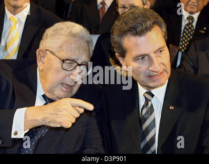 Premier von Baden-Württemberg, Guenther Oettinger (R) und ehemalige US-Außenminister Henry Kissinger (L)-Talk vor dem Staatstheater in Stuttgart, Deutschland, Mittwoch, 4. Oktober 2006. Die Politiker trafen sich anlässlich des 60. Jahrestages der "Rede der Hoffnung". Die Rede von ehemaligen US-Außenminister James F. Byrnes tonangebend für die Freundschaft zwischen der Unite Stockfoto