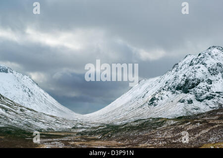 Schottlands Coupall Tal (Lairig Gartain Fluss) mit Buachaille Etive Mor auf der linken Seite und Buachaille Etive Beag auf der rechten Seite. Stockfoto