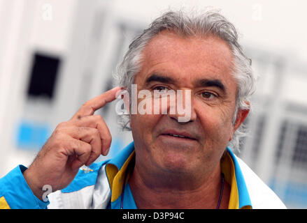 Italienische Flavio Briatore, Teamchef des Renault F1, Gesten auf dem Suzuka International Racing Course in Suzuka, Japan, Freitag, 6. Oktober 2006. Formel 1 japanischen Grand Prix 2006 wird hier am Sonntag, 08 Oktober stattfinden. Foto: Carmen Jaspersen Stockfoto