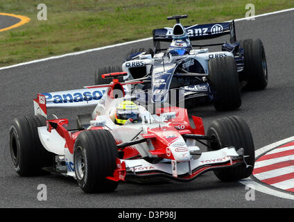 Deutsche Formel-1 pilot Ralf Schumacher von Toyota F1 steuert sein Auto vor der Deutsche Nico Rosberg von Williams F1 während der Qualifikation Tagung der Grand Prix von Japan auf dem Suzuka International Racing Course in Suzuka, Japan, Samstag, 7. Oktober 2006. Ralf Schumacher fuhr die dritte schnellste Zeit. Der japanische F1 Grand Prix statt findet hier am Sonntag (08.10.). Foto: Carme Stockfoto