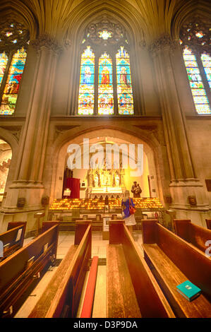 Atemberaubende verzierten Innenraum der neugotischen St. Patricks Kathedrale in Midtown Manhattan, New York City. Stockfoto