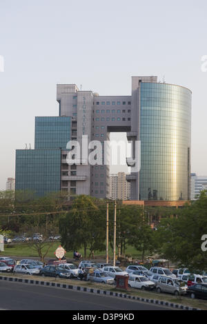 Autos an einer Ampel warten in der Nähe von einem Bürogebäude, Signature Towers, Gurgaon, Haryana, Indien Stockfoto