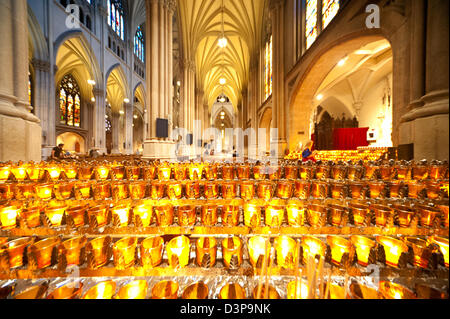 Kerzen leuchten die atemberaubende verzierten Innenraum der Neo-gotischen St. Patricks Kathedrale in New York City. Stockfoto