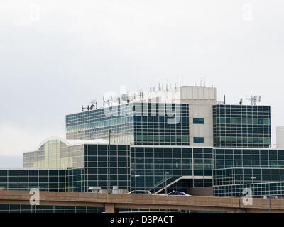 Denver International Airport bekannt für Spitzen Dach. Konstruktion des Daches spiegelt die schneebedeckten Berge. Stockfoto