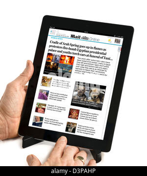 Verwenden der Daily Mail-app zum Lesen von Mail Online Zeitung auf eine 4. Generation iPad, UK Stockfoto