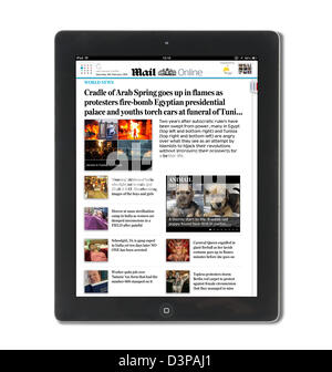 Verwenden der Daily Mail-app zum Lesen von Mail Online Zeitung auf eine 4. Generation iPad, UK Stockfoto