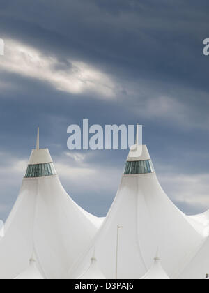 Denver International Airport bekannt für Spitzen Dach. Konstruktion des Daches spiegelt die schneebedeckten Berge. Stockfoto