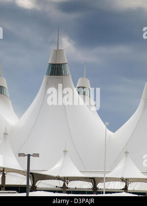 Denver International Airport bekannt für Spitzen Dach. Konstruktion des Daches spiegelt die schneebedeckten Berge. Stockfoto