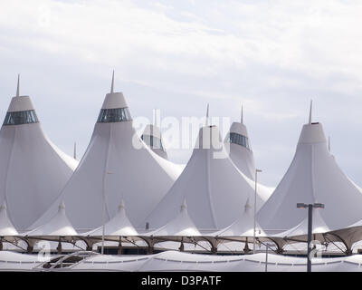 Denver International Airport bekannt für Spitzen Dach. Konstruktion des Daches spiegelt die schneebedeckten Berge. Stockfoto