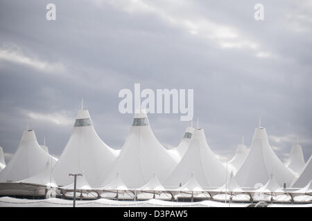 Denver International Airport bekannt für Spitzen Dach. Konstruktion des Daches spiegelt die schneebedeckten Berge. Stockfoto