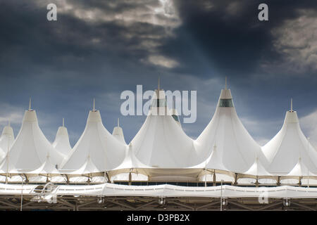 Denver International Airport bekannt für Spitzen Dach. Konstruktion des Daches spiegelt die schneebedeckten Berge. Stockfoto