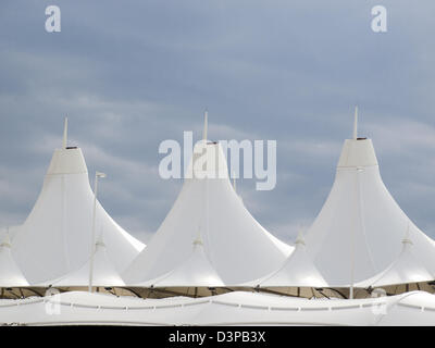 Denver International Airport bekannt für Spitzen Dach. Konstruktion des Daches spiegelt die schneebedeckten Berge. Stockfoto