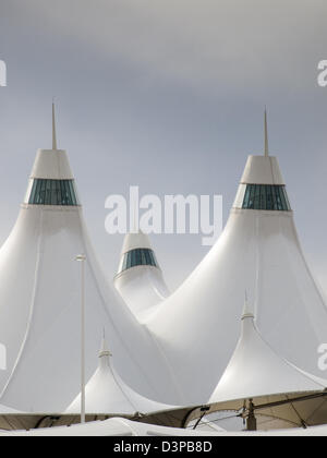 Denver International Airport bekannt für Spitzen Dach. Konstruktion des Daches spiegelt die schneebedeckten Berge. Stockfoto