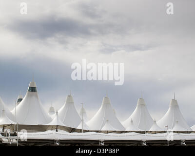 Denver International Airport bekannt für Spitzen Dach. Konstruktion des Daches spiegelt die schneebedeckten Berge. Stockfoto