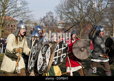 Scharmützel zwischen Wikingern und Anglo-Sachsen beim jährlichen Jorvik Viking Festival York North Yorkshire England Großbritannien GB Großbritannien Stockfoto