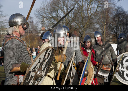 Menschen, die am Viking Festival York North Yorkshire England Großbritannien im Kampf zwischen Wikingern und Angelsachsen teilnehmen Stockfoto