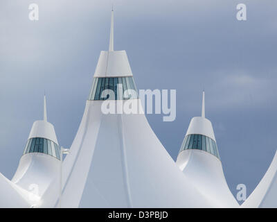 Denver International Airport bekannt für Spitzen Dach. Konstruktion des Daches spiegelt die schneebedeckten Berge. Stockfoto