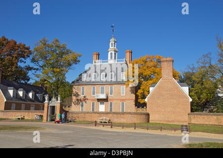 Blick nach vorne auf den Gouverneurspalast in Colonial Williamsburg, Virginia, gegen ein strahlend blauer Himmel Stockfoto