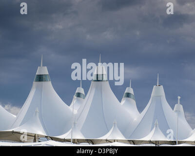 Denver International Airport bekannt für Spitzen Dach. Konstruktion des Daches spiegelt die schneebedeckten Berge. Stockfoto