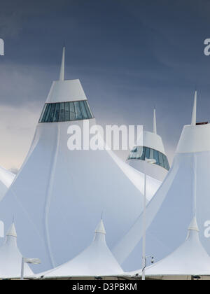 Denver International Airport bekannt für Spitzen Dach. Konstruktion des Daches spiegelt die schneebedeckten Berge. Stockfoto