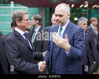 HANDOUT: Tirana, Albanien. 22. Februar 2013.  Ein Handout Bild zeigt Bundesaußenminister Guido Westerwelle (FDP, L) Treffen der Führer der albanischen Sozialistischen Partei, Edi Rama, während eines Besuchs der Westerwelle in Tirana, Albanien, 22. Februar 2013. Westerwelle nach wie vor seinem Besuch in Albanien und Mazedonien. Beide Staaten möchte die Europäische Union (EU) beitreten. Foto: THOMAS TRUTSCHEL / PHOTOTHEK.NET / JOBPORTALEN AMT/Dpa/Alamy Live-Nachrichten Stockfoto