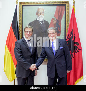 HANDOUT: Tirana, Albanien. 22. Februar 2013.  Ein Handout Bild zeigt, dass der deutsche Außenminister Guido Westerwelle (FDP, L) und albanischen Premierminister Sali Berisha Hände schütteln während eines Besuchs der Westerwelle in Tirana, Albanien, 22. Februar 2013. Westerwelle nach wie vor seinem Besuch in Albanien und Mazedonien. Beide Staaten möchte die Europäische Union (EU) beitreten. Foto: THOMAS TRUTSCHEL / PHOTOTHEK.NET / JOBPORTALEN AMT/Dpa/Alamy Live-Nachrichten Stockfoto