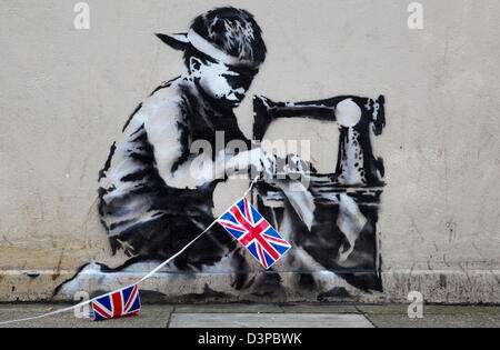 Ein Werk von Graffiti Künstler Banksy, die an einer Wand des Einzelhändlers Poundland erschienen, kurz vor Beginn der Olympischen Spiele 2012 in der Stadt wurde zu entfernen und für den Verkauf auf dem amerikanischen Auktions-Website "Live Auctioneers" mit einem Richtpreis von $500.000-700.000 platziert.  Das Stück zeigt ein asiatische Kind Union Jack Bunting zusammenfügen.  Die Arbeit soll Banksys Kommentar zur Kinderarbeit in einem Jahr, die sowohl die Königin diamantenes Jubiläum feiern sah und die Olympischen Spiele in der Hauptstadt gewesen sein. http://www.Liveauctioneers.com/Item/15778020 banksy-Slave-Labor-Bunting-Boy-London-2012 Stockfoto