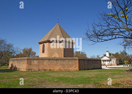 Das Pulvermagazin in Colonial Williamsburg, Virginia, gegen ein strahlend blauer Himmel Stockfoto