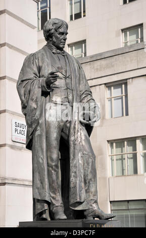 London, England, Vereinigtes Königreich. Statue: Michael Faraday (Wissenschaftler, 1791-1867) durch John Henry Foley, Savoy Hotel Stockfoto