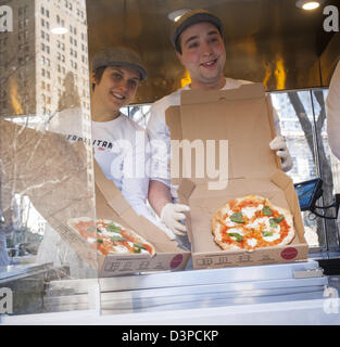 Die neue neapolitanischen Express Pizza essen LKW Debüts in der City Hall Park in New York Stockfoto