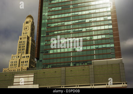 Das Williamsburgh Sparkasse Gebäude, links, das höchste Gebäude in Brooklyn in New York Stockfoto