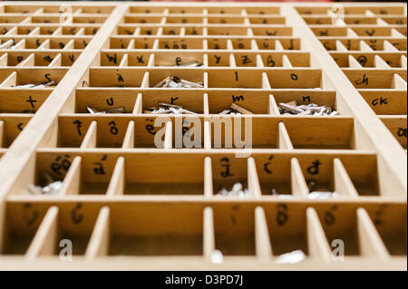 eine Holzkiste mit Art Skript Buchstaben Stockfoto