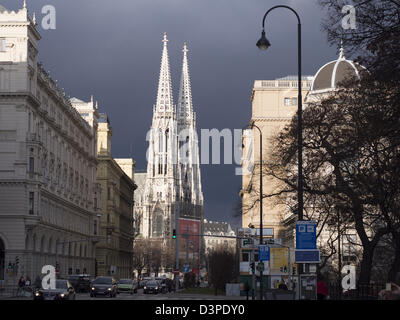 Votiv Twin Towers und Ringstraße. Der helle Stein der filigrane Türme dieses Wahrzeichens Vienna Kirche hervorgehoben Stockfoto