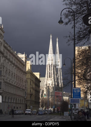 Votiv Twin Towers und Ringstraße. Der helle Stein der filigrane Türme dieses Wahrzeichens Vienna Kirche hervorgehoben Stockfoto