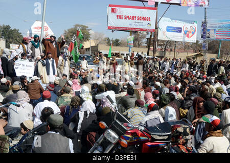 Pakistan. 22. Februar 2013. Aktivisten der Ahle Sunnat Wal Jamat (nicht mehr existierenden Sipah-e-Sahaba) skandieren Parolen gegen das Töten von ihrer Partei Arbeiter bei Protestkundgebung am Zarghoon Straße in Quetta auf Freitag, 22. Februar 2013. Bildnachweis: Asianet-Pakistan / Alamy Live News Stockfoto