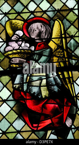 Engel mit einer Eucharistiefeier auf eine Glasmalerei in der Kathedrale von Rouen, Frankreich. Stockfoto